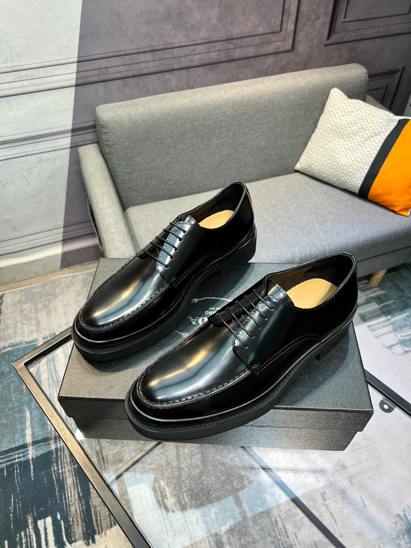Men's clothing and shoes 💰860 Prada/Prada's new glossy leather loafers are made of open-edge beaded uppers imported from Italy, slip-on loafers style, large piece splicing design, durable and non-deforming, heavy-duty construction, exquisite mark stitching, same material ribbon decoration, blending classic and modern styles, lining with dyed calfskin, standard PRADA logo cowhide feet, original ultra-light matte texture and embossed leather outsole, light and not tired, excellent shock absorption effect, full foot comfort! Size: 39-44 (customized at 38.45)